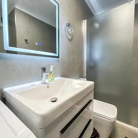 Apartment 2 Bedroom 1015 *