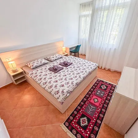 Apartment 2 Bedroom 1015 *